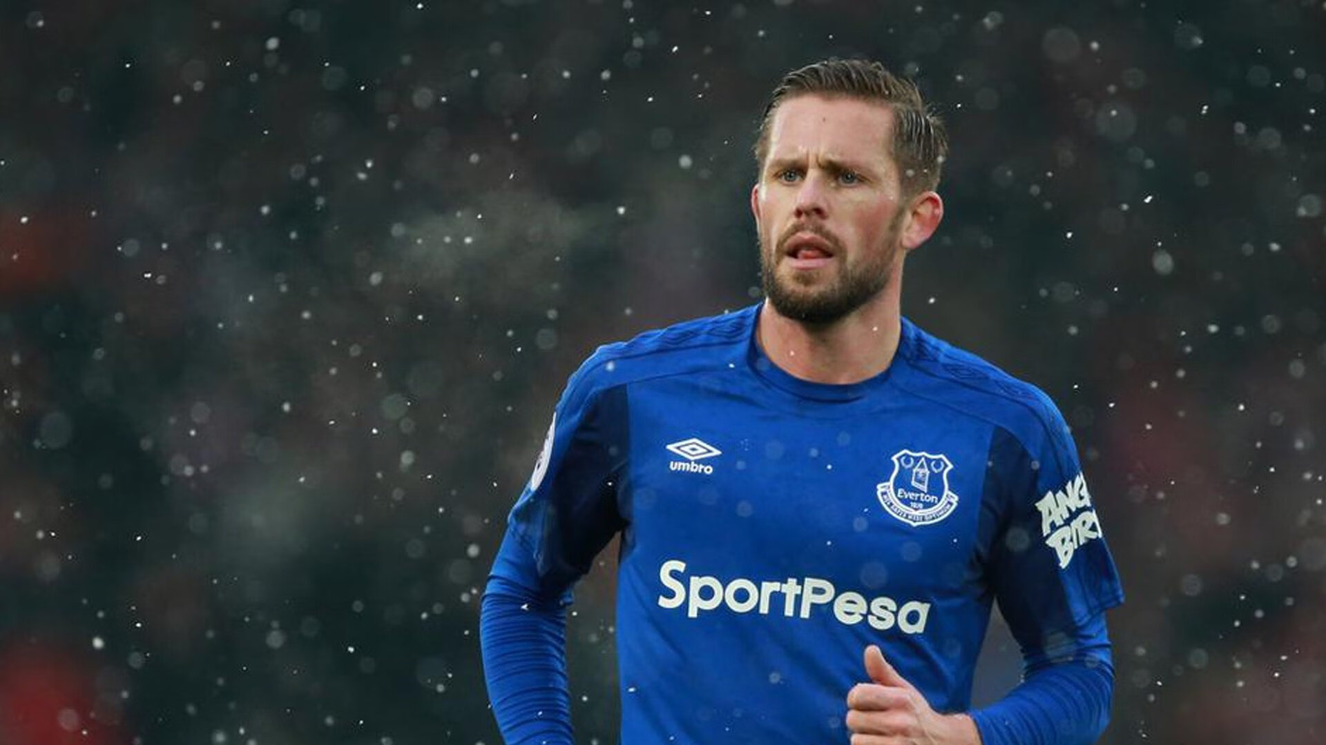 开云全站下载-意大利骑手吉尔·托马斯在2024年国际马术联合会障碍赛世界巡回赛中以“Bella”马匹获得个人第六名，表现出色。